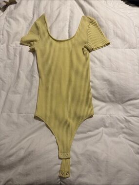 Express  Ribbed Short-Sleeve Bodysuit in Pale Yellow - Small